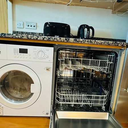 Modern 2Bed 2Bath Apartment Canary Wharf - Upto 5 Person London Bagian luar foto