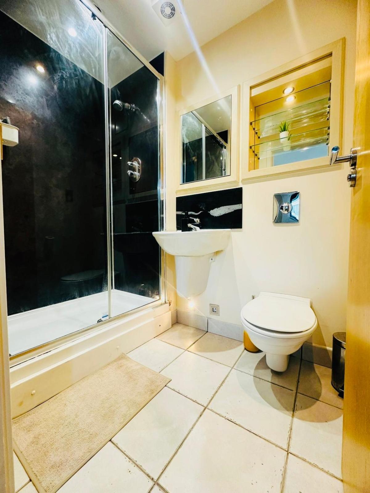 Modern 2Bed 2Bath Apartment Canary Wharf - Upto 5 Person London Bagian luar foto